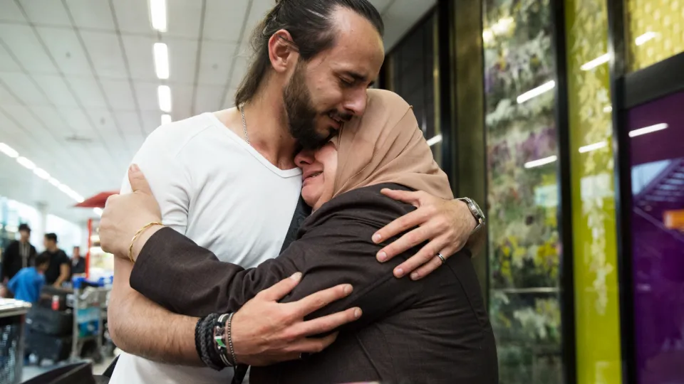 Man en vrouw herenigd op schiphol