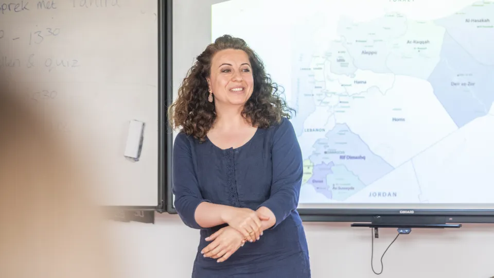 Voorlichting door vluchteling op school