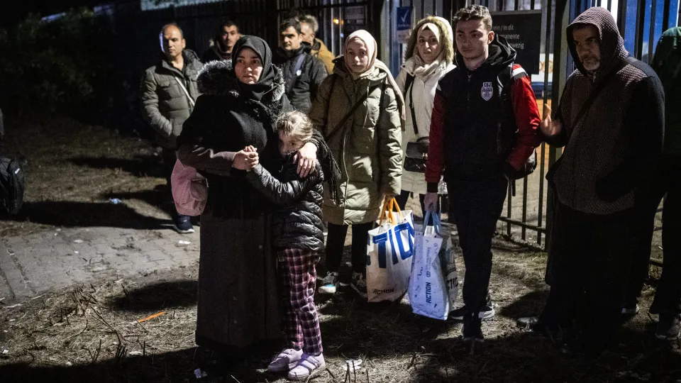 Vluchtelingen wachten bij Ter Apel op een slaapplaats. 