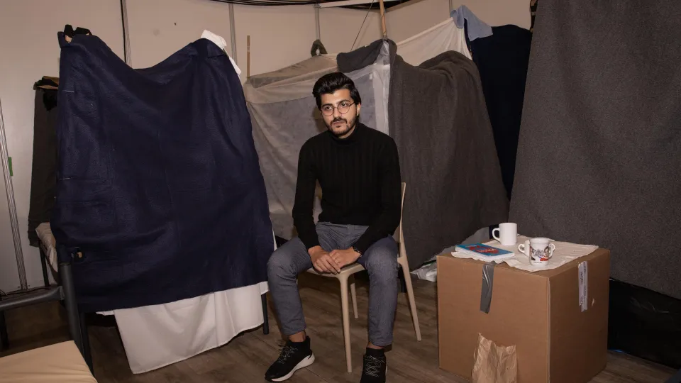 Mudar zit in zijn 'kamertje'. 