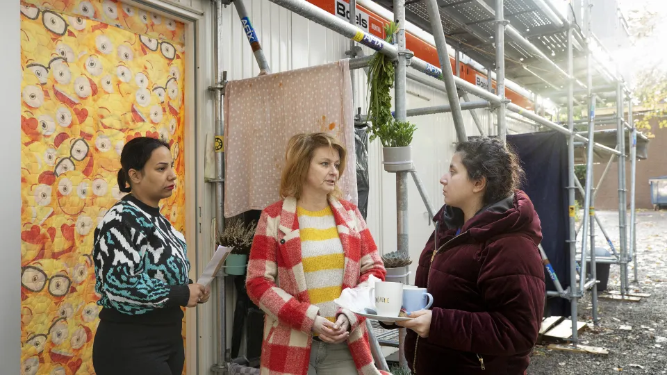 Teamleider Janneke geeft een asielzoeker informatie in de noodopvang