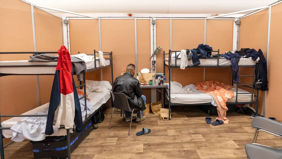 Man zit in zijn kamer in de noodopvang in bergen