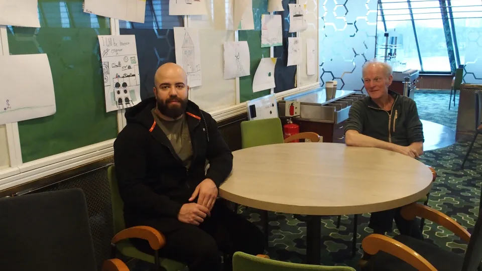 Vluchteling Moayyad en vrijwilliger Adri op de Silja Europa