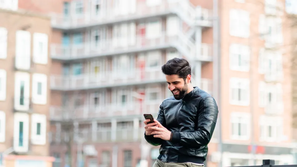 Man kijkt op telefoon