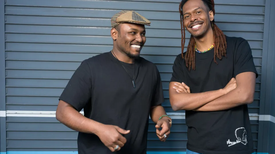 Ambassadeur Jeangu Macrooy samen met Mohamed al Tayeb, een Soedanese singer-songwriter