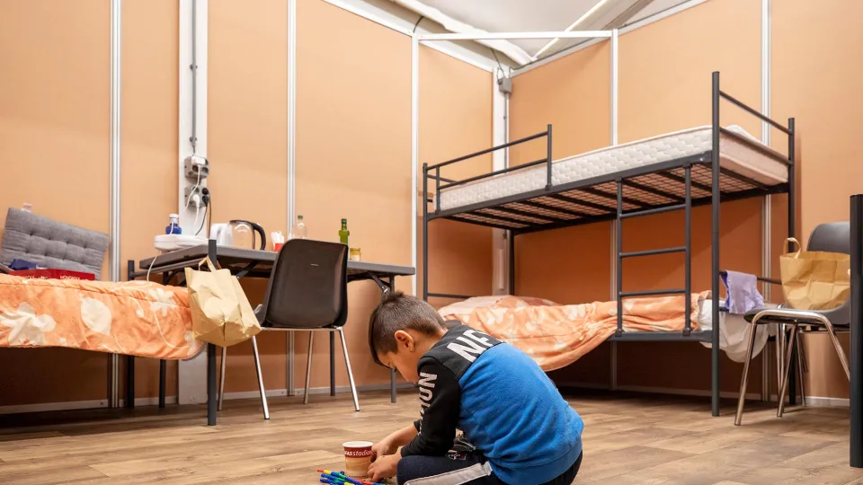 Jongetje speelt in noodopvang