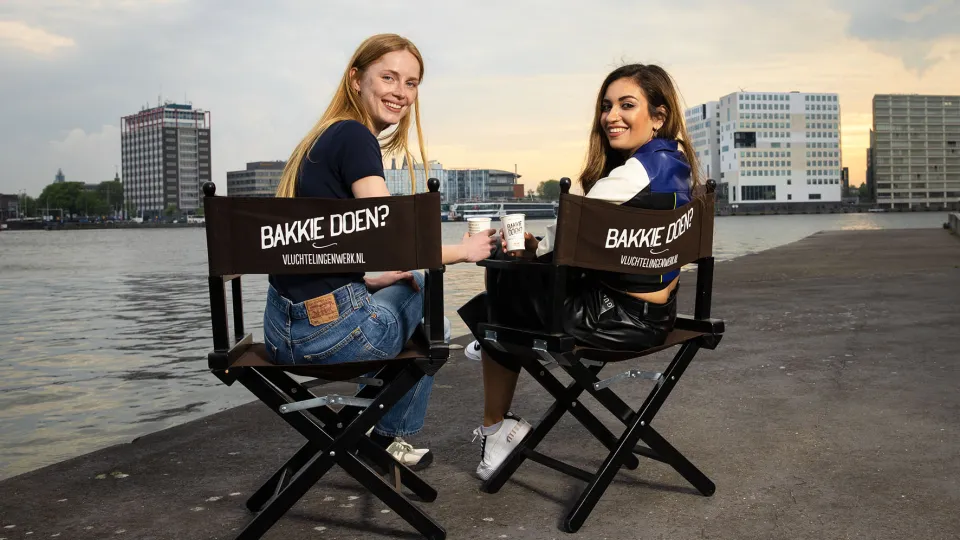 Rianne en Naya doen een bakkie