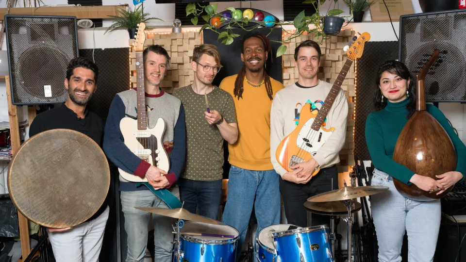 Jeangu Macrooy treedt samen met vluchtelingen op