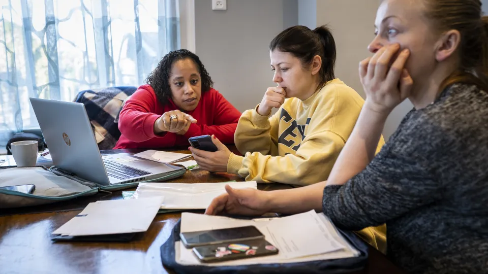 Teamleider Oekraïne helpt vluchtelingen tijdens spreekuur
