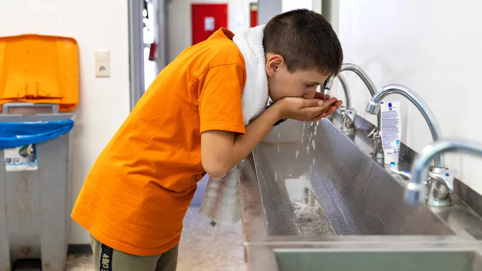 Ihsan wast zich in de noodopvang in Rosmalen