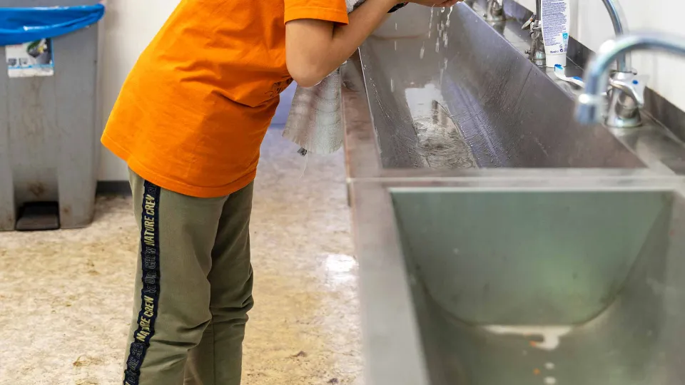 Ihsan wast zich in de noodopvang in Rosmalen