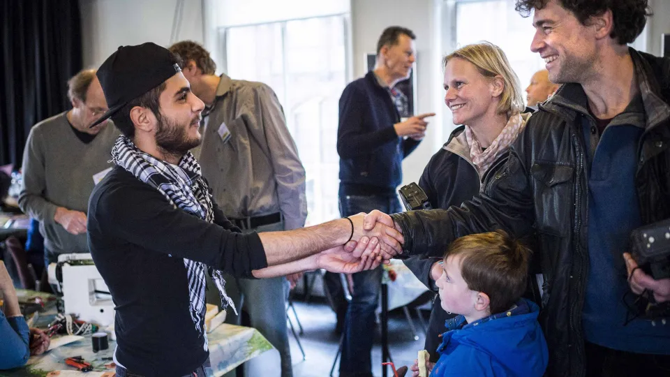 Man met Syrische achtergrond ontmoet gezin in repair cafe in Groningen