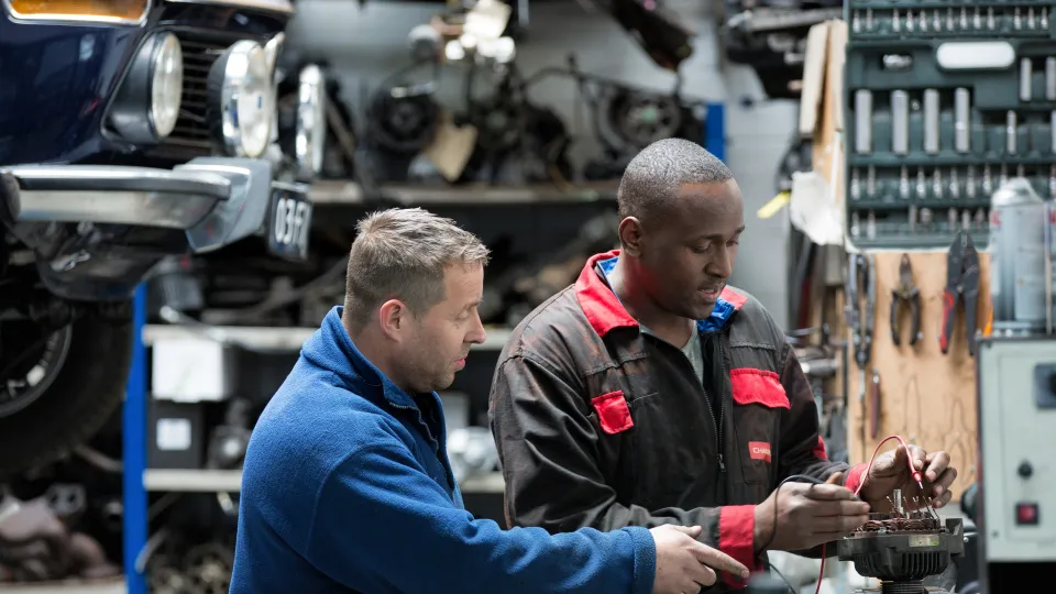 Vluchteling en werkgever op de werkvloer
