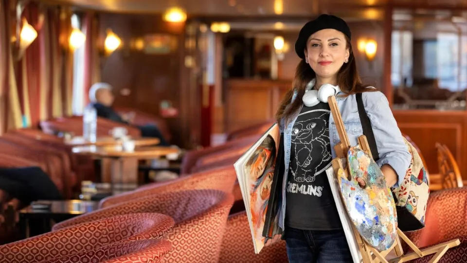 Gevluchte kunstenares Loubna met haar schildersezel