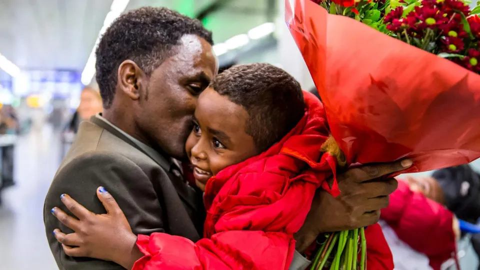 Blije vader herenigd met zoon 