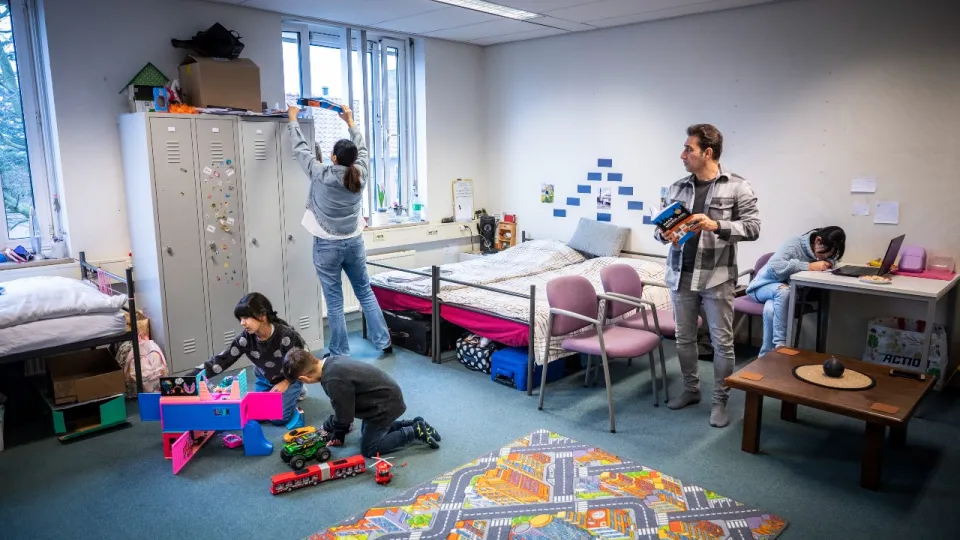 Gezinnen delen een kamer in de noodopvang in Schijndel