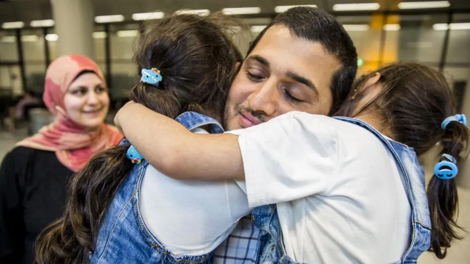 Vader herenigd met kinderen op Schiphol
