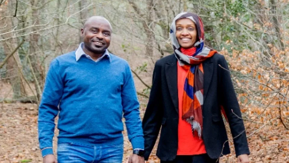 Ranya en Abdel hand in hand