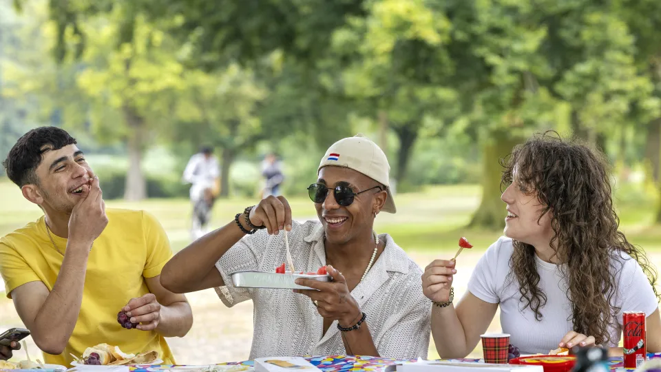 Drie jongeren bij Wake Up Your Mind