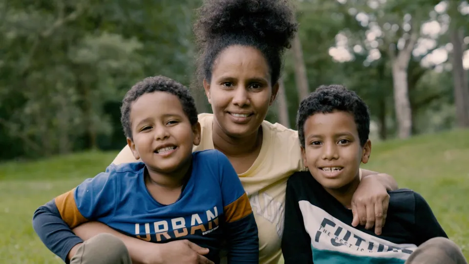 Moeder Eden met 2 zoons tijdens de Kindervakantiewekene