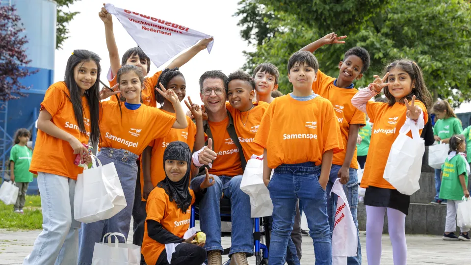 Kinderen en hun begeleider tijdens Samenspel van VluchtelingenWerk