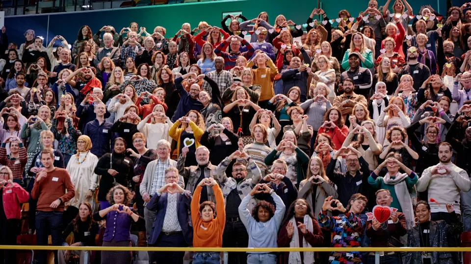 VluchtelingenWerk medewerkers en vrijwilligers maken een hartje