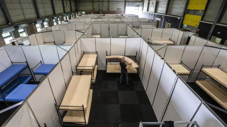 Een noodopvang in een hangar