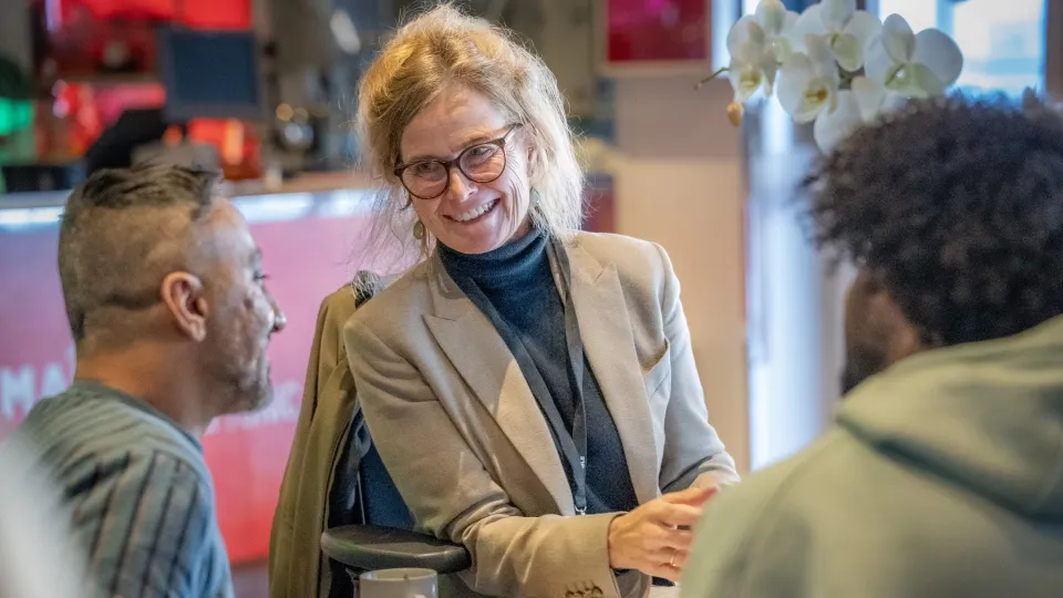 Vrijwilliger Hanneke op de MS Galaxy in Amsterdam