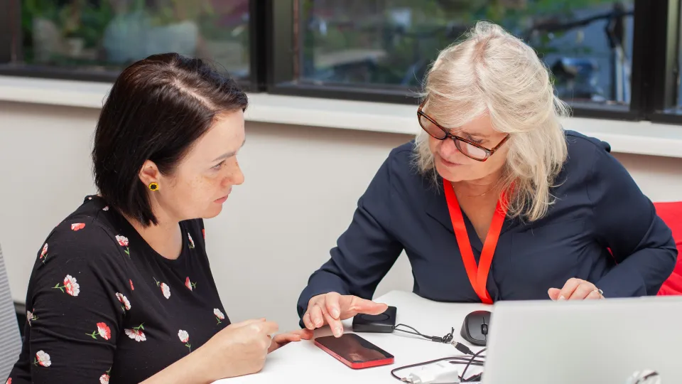 Spreekuur vrijwilliger helpt vrouw