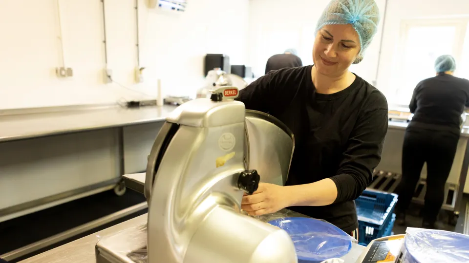 Anna aan het werk in de rokerij