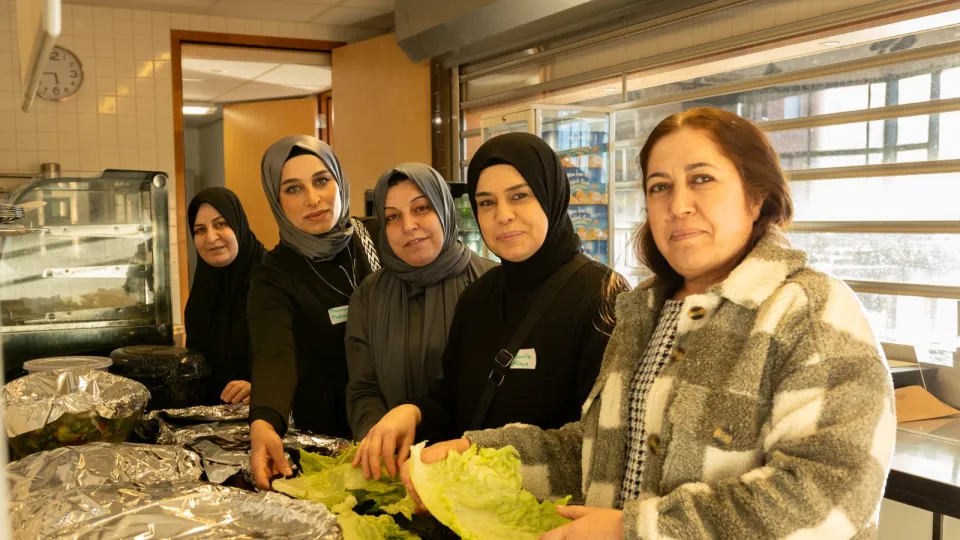 Vrouwen in de keuken tijdens de iftar in Barendrecht