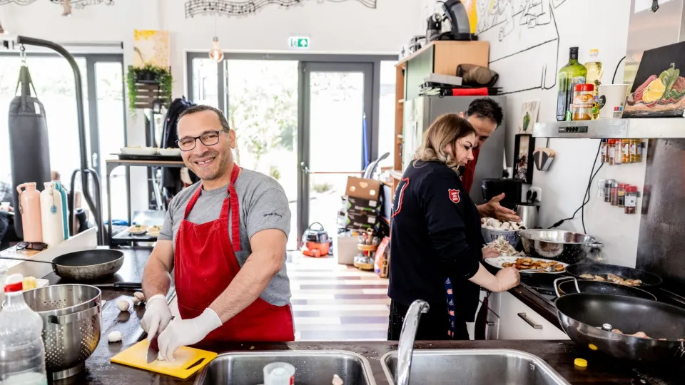 Mohamed kookt als vrijwilliger in het buurthuis