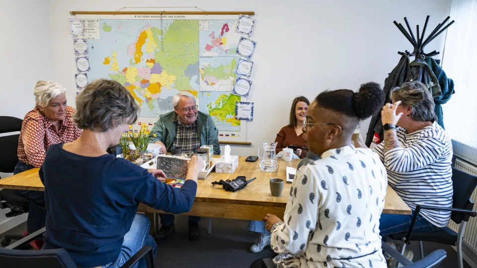 Dagstart in AZC met medewerkers en vrijwilligers van VluchtelingenWerk