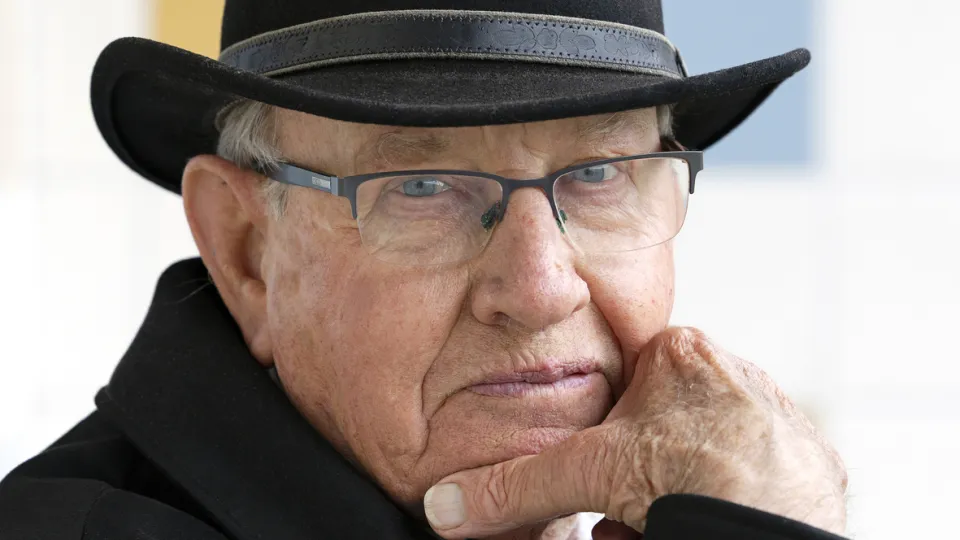 Vrijwilliger Adrie kijkt in de camera