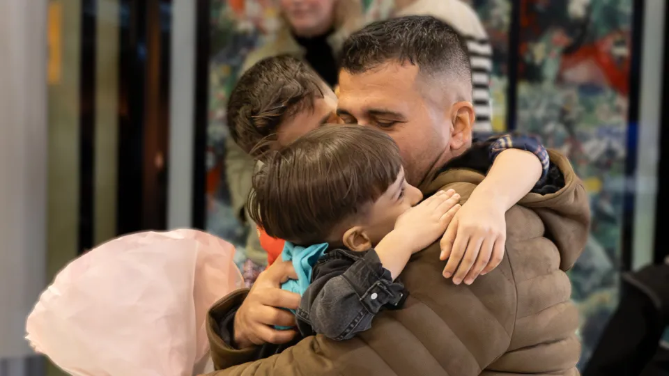 Farouk sluit zijn zoon na twee jaar weer in de armen - hereniging op Schiphol