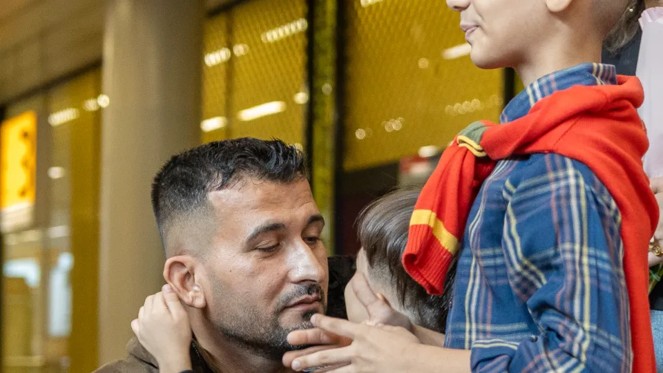 Farouk herenigd met zoons op Schiphol