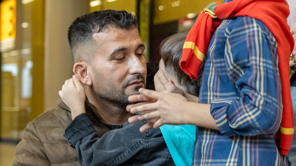 Farouk herenigd met zoons op Schiphol