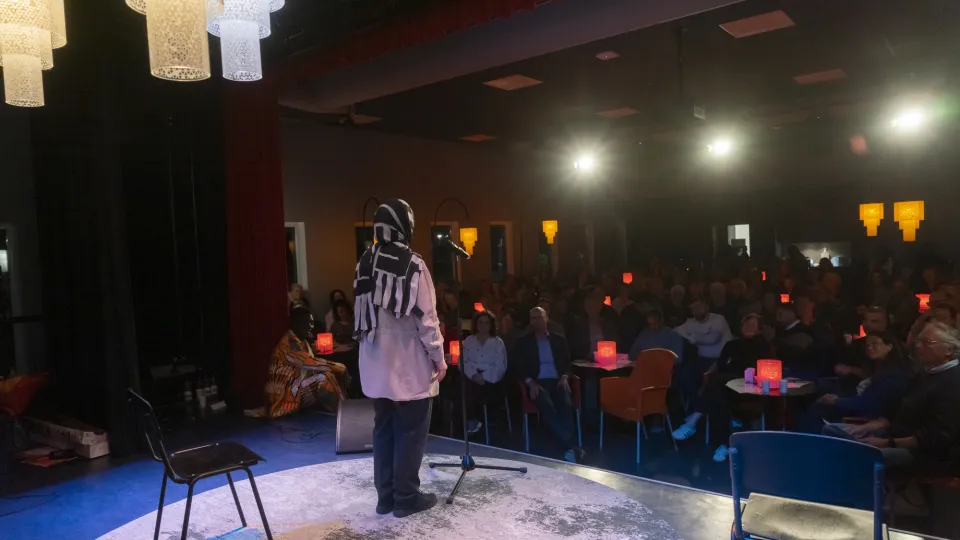 Vrouw staat op het podium tijdens Future Citizens