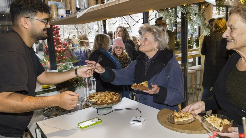 Verkoop van Ter Apeltaart bij Bakkerij van Waarde