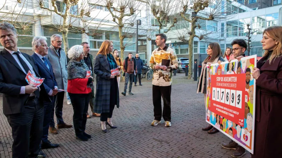 Sjoerd Warmerdam spreekt met de leden van de Eerste Kamer