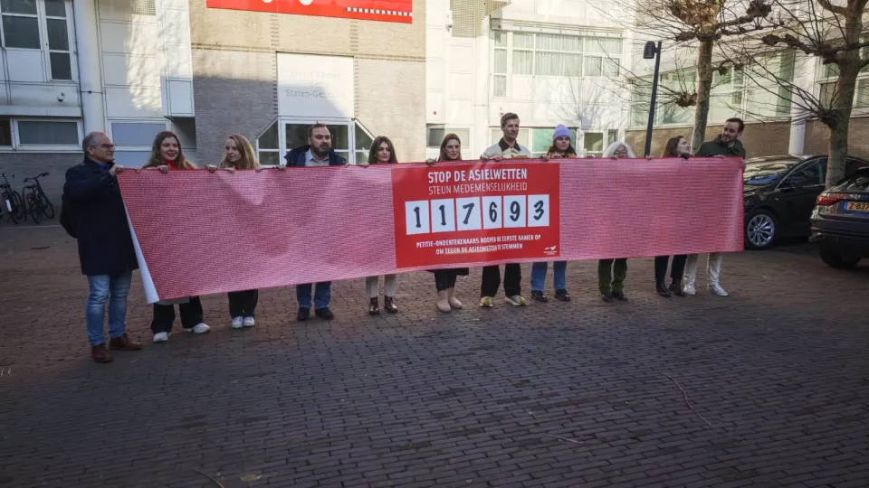 Aanbieding petitie eerste kamer