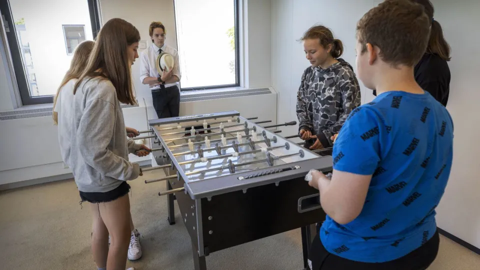 Oekraïense jongeren spelen een potje tafelvoetbal