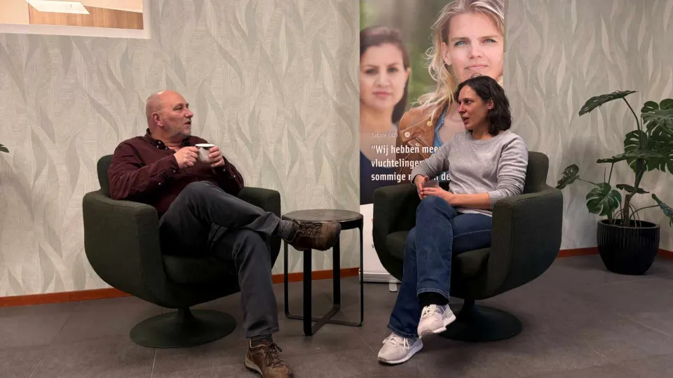Teamleider Bart Schenke en gemeenteambtenaar Marian van Leeuwen zijn op ons kantoor in Purmerend met elkaar in gesprek over hun samenwerking. 