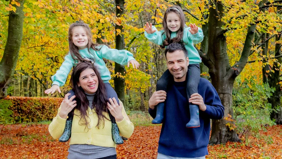 Yara, gevlucht uit Syrië, met haar twee dochters en man hebben plezier in een park in Bunnik. 