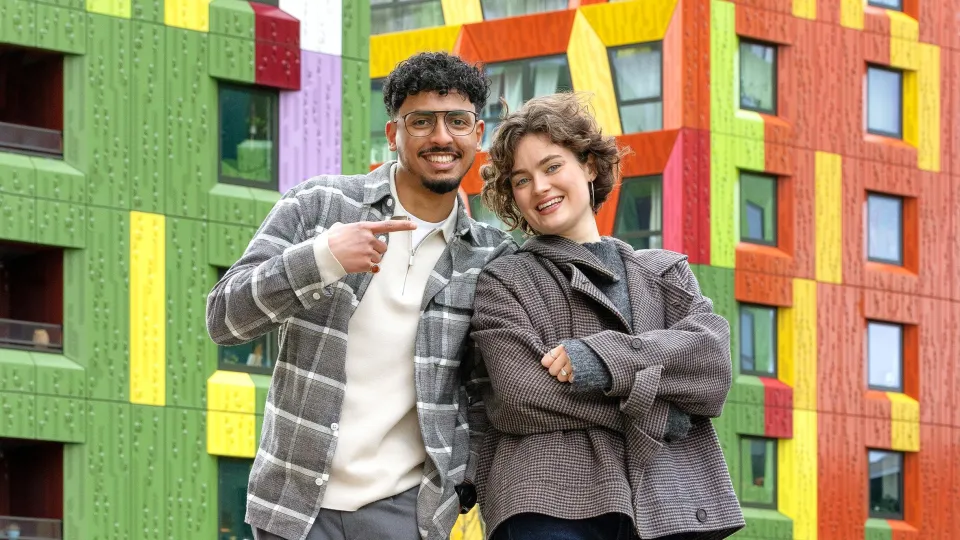 moha en lotta lachend poserend voor de camera.