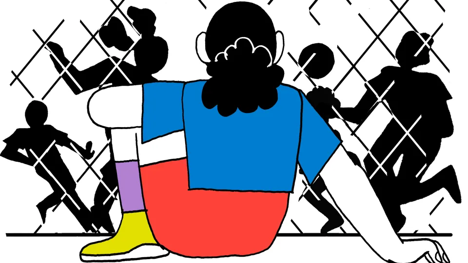 Meisje wacht achter tralies en kijkt naar spelende kinderen