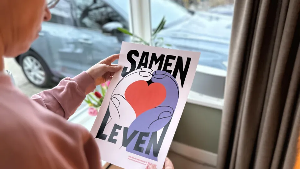 Nicole uit Houten bekijkt de Samen Leven-poster met aandacht. 
