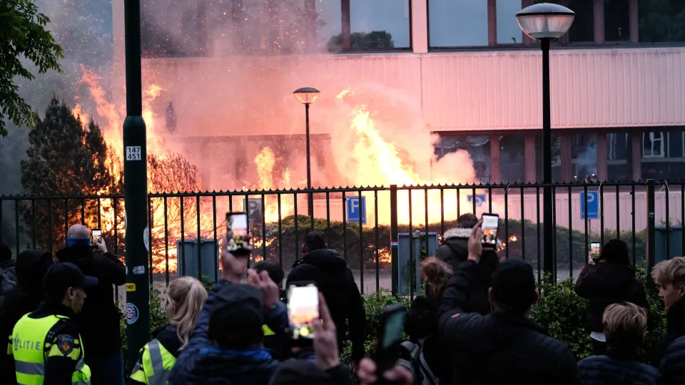 Rellen en brand bij noodopvang Loosdrecht