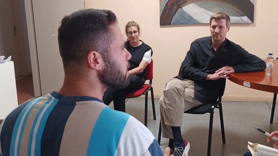 Sjoerd zit met een vluchteling in Athene, Griekenland