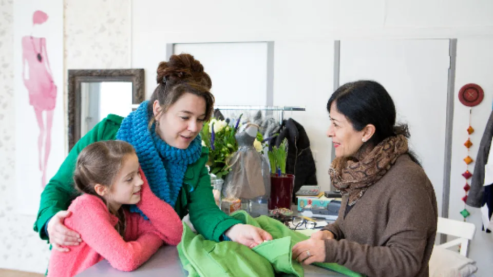 Naaister Mina met klanten